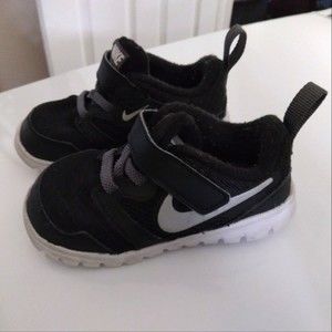 Nike baby tennis she's size 6C